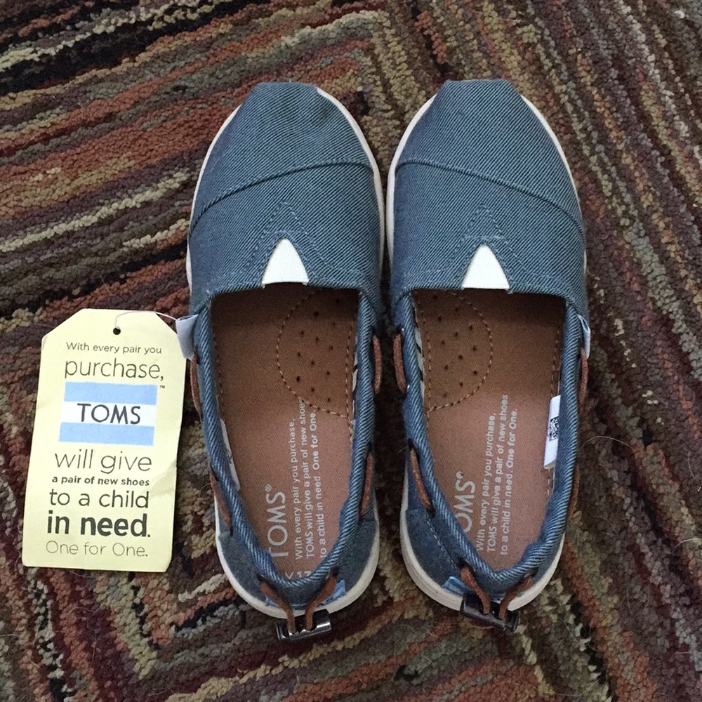 Toms youth shoes